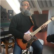 Je donne des cours particuliers de guitare tous styles, de clarinette et de formation musicale